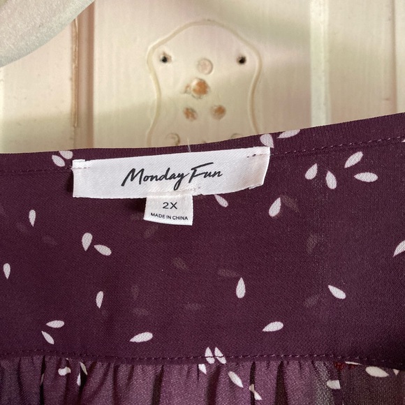 Cute business top - Picture 2 of 2